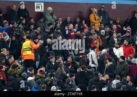 Die Fans von Legia Warschau werden während des Gruppenspiels der UEFA Europa Conference League im Villa Park, Birmingham, von Stewards aus dem Heimtribüne geworfen. Bilddatum: Donnerstag, 30. November 2023. Stockfoto