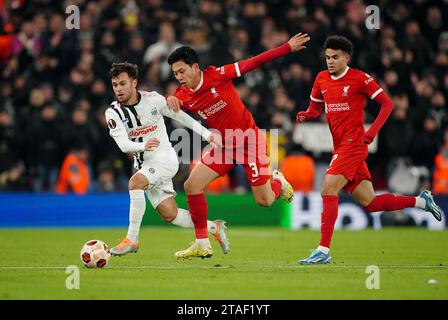 Sascha Horvath (links) und Wataru Endo von Liverpool kämpfen um den Ball während des Gruppenspiels der UEFA Europa League in Anfield, Liverpool. Bilddatum: Donnerstag, 30. November 2023. Stockfoto