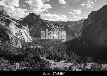 Schwarz-weiße Landschaft über dem Yosemite Valley der Half Dome Granit Felsformation im Herbst, Kalifornien, USA Stockfoto