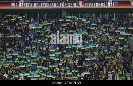 Leverkusen, Deutschland. November 2023. firo: 20. November 2023, Fußball, UEFA Euro 2024, Europäische Qualifikationsspiele, EURO-Qualifikation, Qualifikation EURO 2024, Nationalmannschaft, international, Ukraine - Italien 0:0 Fans Ukraine, Schriftzug auf der Werbetafel: wir danken Deutschland für seine Gastfreundschaft Credit: dpa/Alamy Live News Stockfoto