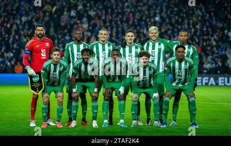 30. November 2023; Ibrox Stadium, Glasgow, Schottland: Europa League, Group Stage Football, Rangers gegen Aris Limassol; Aris Starting-Spieler stellen sich auf Stockfoto