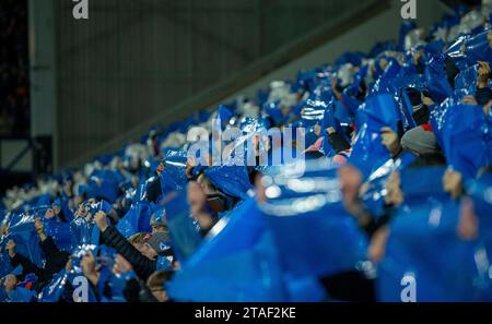 30. November 2023; Ibrox Stadium, Glasgow, Schottland: Europa League, Group Stage Football, Rangers gegen Aris Limassol; Rangers Fans mit Flaggen Stockfoto