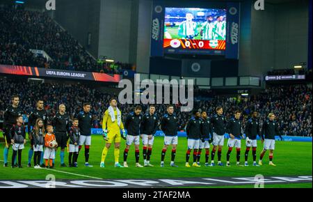 30. November 2023; Ibrox Stadium, Glasgow, Schottland: Europa League, Group Stage Football, Rangers gegen Aris Limassol; Rangers Starting-Spieler stehen an Stockfoto