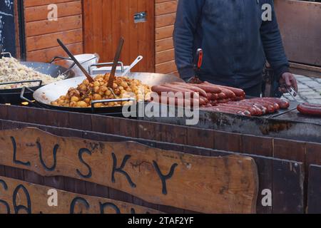 Brünn, Tschechische Republik, 26. November 2023: Kochen von Kartoffelknödeln mit Schafskäse und Speck auf dem Weihnachtsmarkt am 2. November Stockfoto