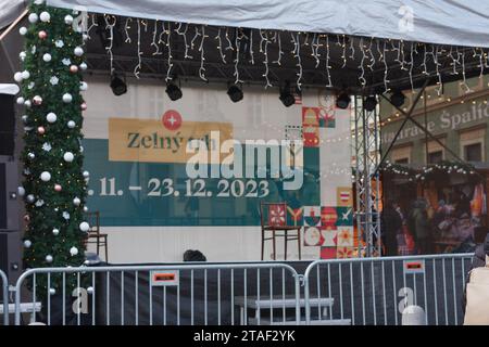 Brünn, Tschechische Republik - 26. November 2023: Die Bühne auf dem Weihnachtsmarkt am 26. November 2023 Brünn, Tschechische Republik Stockfoto