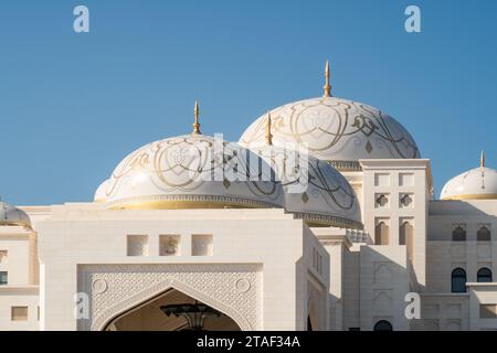 Abu Dhabi, VAE, 08.02.2020. Präsidentenpalast der VAE Qasr Al Watan, Palast der Nation. Große majestätische weiße Kuppeln mit goldenen Ornamenten aus nächster Nähe Stockfoto