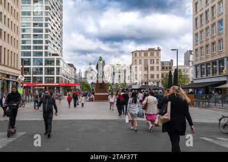 Antwerpen, Belgien - 24. Juli 2023: Denkmal von David Teniers und de Keyserlei Straße in Antwerpen mit dem Hauptbahnhof im Hintergrund Stockfoto