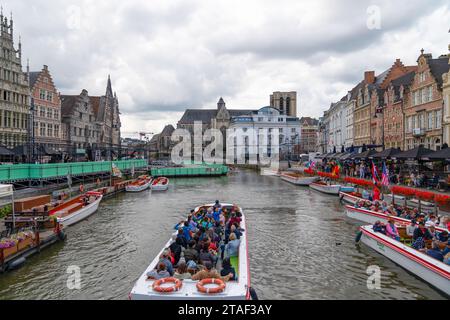 Gent, Belgien - 25. Juli 2023: Gent, Belgien - 25. Juli 2023: Aus der Vogelperspektive auf die Gebäude in Korenlei Stockfoto