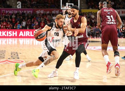 Deutschland, 30.11.2023, Isaia Cordinier (Virtus Segafredo Bologna, #0) setzte sich gegen Nick Weiler-Babb (Bayern Basketball, #0) durch. GER, FC Bayern Basketball vs. Virtus Segafredo Bologna, Basketball, EuroLeague, Saison 2023/2024, 30.11.2023, Foto: Eibner-Pressefoto/Marcel Engelbrecht Stockfoto