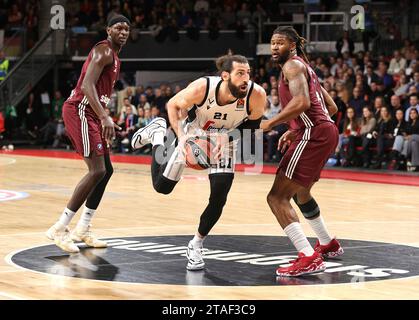 Deutschland, 30.11.2023, Tornike Shengelia (Virtus Segafredo Bologna, #21) setzte sich gegen Isaac Bonga (Bayern Basketball, #9) und Devin Booker (Bayern Basketball, #31) durch. GER, FC Bayern Basketball vs. Virtus Segafredo Bologna, Basketball, EuroLeague, Saison 2023/2024, 30.11.2023, Foto: Eibner-Pressefoto/Marcel Engelbrecht Stockfoto