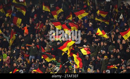 Paderborn, Deutschland. November 2023. firo: 17. November 2023, Fußball, Fußball: DFB-Nationalmannschaft, U21-Nationalspiel Männer, Männer, Europameisterschaft Qualifikation, Europameisterschaft Qualifikation, GER, Deutschland - Estland 4:1 Fans Deutschland, Flags Credit: dpa/Alamy Live News Stockfoto