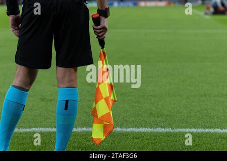 November 2023. Lissabon, Portugal. Schiedsrichterfahne während des Spiels am 5. Spieltag der Gruppe D für die UEFA Champions League, Benfica gegen Inter Mailand Credit: Alexandre de Sousa/Alamy Live News Stockfoto