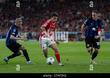 November 2023. Lissabon, Portugal. Benficas portugiesischer Mittelfeldspieler Joao Neves (87) im Spiel des 5. Spieltages der Gruppe D für die UEFA Champions League, Benfica gegen Inter Mailand Credit: Alexandre de Sousa/Alamy Live News Stockfoto