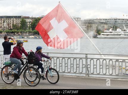 Genf, Schweiz - 05. Juni 2017: Schweizer Flagge und Menschen am Ufer in Genf, Schweiz. Stockfoto