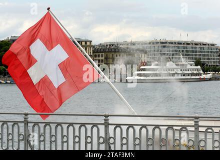 Genf, Schweiz - 05. Juni 2017: Schweizer Flagge auf dem Damm in Genf, Schweiz. Stockfoto