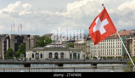 Genf, Schweiz - 05. Juni 2017: Gebäude La Cite du Temps und Schweizer Flagge in Genf, Schweiz Stockfoto