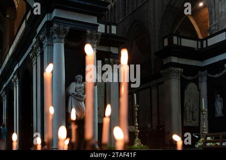 Gent, Belgien - 25. Juli 2023: Innenansicht der Kathedrale St. Bavo und Statuen und Kerzen in der Kirche Stockfoto