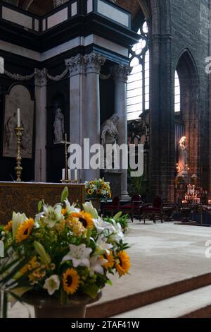 Gent, Belgien - 25. Juli 2023: Innenansicht der Kathedrale St. Bavo und der Statuen und Blumen in der Kirche Stockfoto