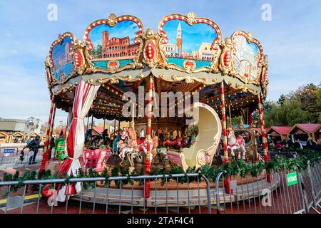 Bukarest, Rumänien, 30. November 2023: Lebhaftes farbenfrohes Karussell auf dem Weihnachtsmarkt der West Side in Drumul Taberei, an einem sonnigen kalten Tag Stockfoto