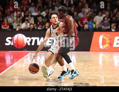 Deutschland, 30.11.2023, Zweikampf zwischen Alessandro Pajola (Virtus Segafredo Bologna, #6) und Sylvain Francisco (Bayern Basketball, #1). GER, FC Bayern Basketball vs. Virtus Segafredo Bologna, Basketball, EuroLeague, Saison 2023/2024, 30.11.2023, Foto: Eibner-Pressefoto/Marcel Engelbrecht Stockfoto