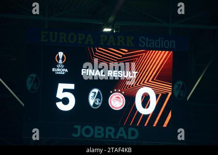 Freiburg, Deutschland. November 2023 30. Endstand 5:0 beim Spiel der Fussball-Europa-League - Gruppenphase: SC Freiburg vs Olympiakos Piräus Credit: dpa/Alamy Live News Stockfoto