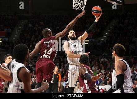 Deutschland, 30.11.2023, Serge Ibaka (Bayern Basketball, #14) versucht Tornike Shengelia (Virtus Segafredo Bologna, #21) am Wurf zu hindern. GER, FC Bayern Basketball vs. Virtus Segafredo Bologna, Basketball, EuroLeague, Saison 2023/2024, 30.11.2023, Foto: Eibner-Pressefoto/Marcel Engelbrecht Stockfoto