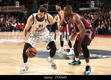 Deutschland, 30.11.2023, Tornike Shengelia (Virtus Segafredo Bologna, #21) behauptet den Ball. GER, FC Bayern Basketball vs. Virtus Segafredo Bologna, Basketball, EuroLeague, Saison 2023/2024, 30.11.2023, Foto: Eibner-Pressefoto/Marcel Engelbrecht Stockfoto