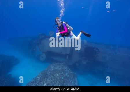 Ein Taucher macht sich nach einem Tauchgang auf dem Schiffswrack der USS Kittiwake in Grand Cayman auf den Weg zu seinem Sicherheitsstopp. Stockfoto