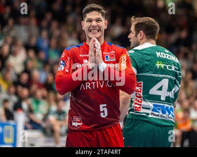 Goeppingen, Deutschland. November 2023 30. Csaba Leimeter (HBW Balingen-Weilstetten, #05) fleht den Schiedsrichter nach einer Entscheidug an, frisch auf Goeppingen vs. HBW Balingen-Weilstetten, 1. Bundesliga, Handball, Herren, 30.11.2023 Foto: EIBNER/Michael Schmidt Credit: dpa/Alamy Live News Stockfoto