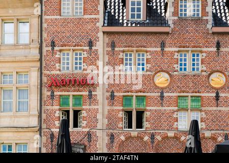 Gent, Belgien - 25. Juli 2023: Ghent Marriott Hotel in einem Backsteingebäude mit Blick auf die Ufer des Flusses Lys Stockfoto