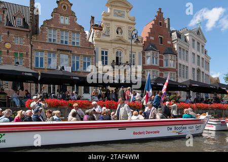 Gent, Belgien - 25. Juli 2023: Das Boot fährt an Gebäuden in Korenlei vorbei Stockfoto