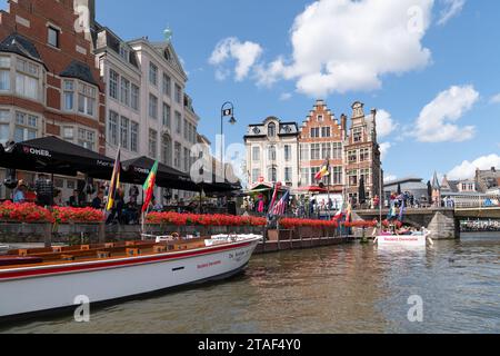 Gent, Belgien - 25. Juli 2023: Das Boot fährt an Gebäuden in Korenlei vorbei Stockfoto