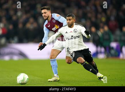 Alex Moreno von Aston Villa (links) und Legia Warschaus Jürgen Elitim kämpfen um den Ball während des Gruppenspiels der UEFA Europa Conference League in Villa Park, Birmingham. Bilddatum: Donnerstag, 30. November 2023. Stockfoto