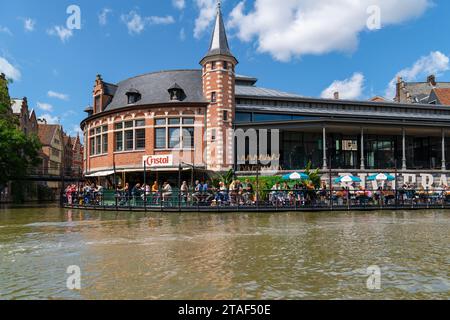 Gent, Belgien - 25. Juli 2023: Oude Vismijn. Old Fish Market Restaurant. brasserie entlang des Flusses Lys. Leie im historischen Zentrum von Gent Stockfoto