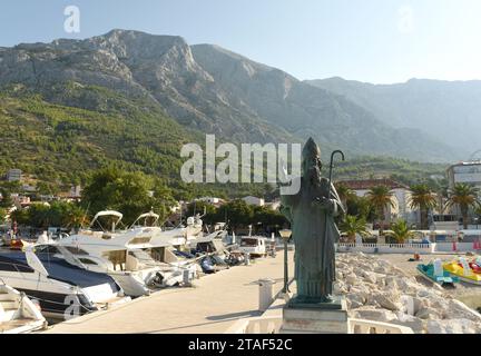 Baska Voda, Kroatien - August 2018: Die Statue des Heiligen Nicholas in Baska Voda, Kroatien. Stockfoto