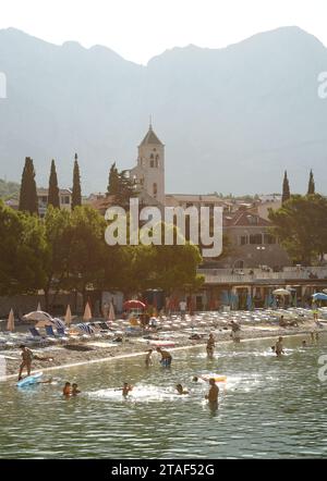 Baska Voda, Kroatien - August 2018: Menschen am Hauptstrand in Baska Voda, Kroatien. Stockfoto