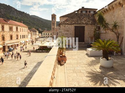 Hvar, Kroatien - August 2018: Menschen in der Altstadt von Hvar auf der Insel Hvar, Kroatien Stockfoto