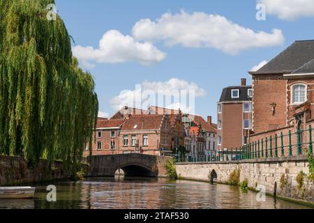 Gent, Belgien - 25. Juli 2023: Typisch belgische Straße in Patershol mit grünen Geländern, Fluss Lys und einer Backsteinbrücke im Hintergrund, mit Häusern an Stockfoto