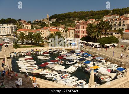 Hvar, Kroatien - August 2018: Boote in der Altstadt von Hvar auf der Insel Hvar, Kroatien Stockfoto