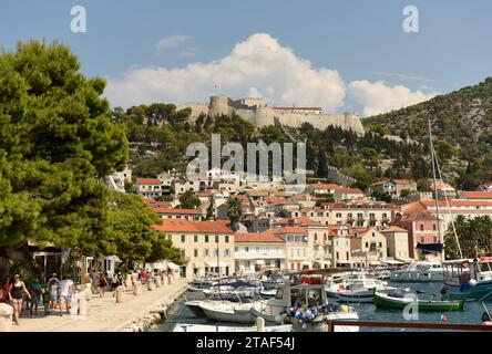 Hvar, Kroatien - August 2018: Menschen in der Altstadt von Hvar auf der Insel Hvar, Kroatien Stockfoto