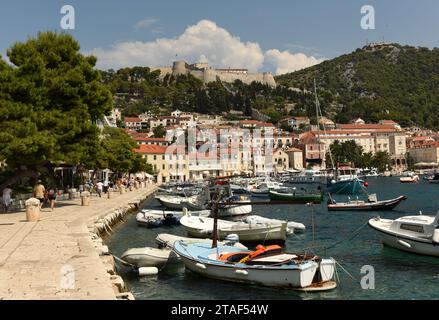 Hvar, Kroatien - August 2018: Menschen in der Altstadt von Hvar auf der Insel Hvar, Kroatien Stockfoto