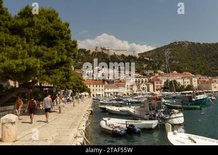 Hvar, Kroatien - August 2018: Menschen in der Altstadt von Hvar auf der Insel Hvar, Kroatien Stockfoto