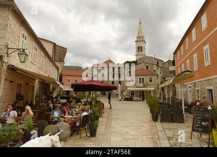 Jelsa, Kroatien - August 2018: Die Menschen entspannen sich im Café der Stadt Jelsa auf der Insel Hvar, Kroatien Stockfoto