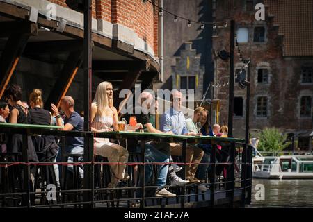 Gent, Belgien - 25. Juli 2023: Touristen aus nächster Nähe genießen das alte Fischmarktrestaurant. Oude Vismijn. Brasserie entlang des Flusses Lys. Leie in Th Stockfoto