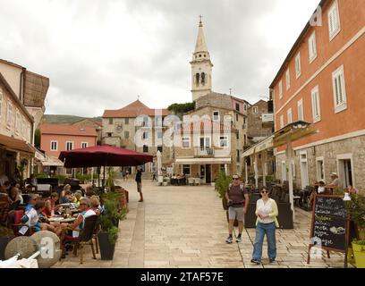 Jelsa, Kroatien - August 2018: Die Menschen entspannen sich im Café der Stadt Jelsa auf der Insel Hvar, Kroatien Stockfoto