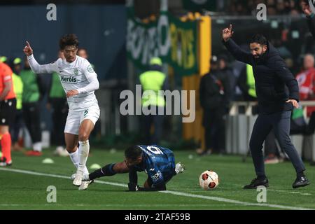 Bergamo, Italien. November 2023 30. Ruben Amorim Head Coach von Sporting CP springt aus dem Weg, als Hidemasa Morita von Sporting CP mit Luis Muriel von Atalanta beim UEFA Europa League Spiel im Gewiss Stadium in Bergamo zusammenstößt. Der Bildnachweis sollte lauten: Jonathan Moscrop/Sportimage Credit: Sportimage Ltd/Alamy Live News Stockfoto