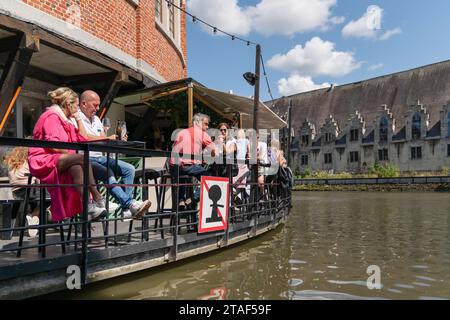 Gent, Belgien - 25. Juli 2023: Touristen aus nächster Nähe genießen das alte Fischmarktrestaurant. Oude Vismijn. Brasserie entlang des Flusses Lys. Leie in Th Stockfoto