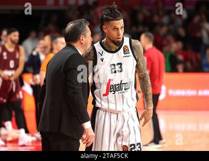 Deutschland, 30.11.2023, Luca Banchi (Virtus Segafredo Bologna, Cheftrainer) gibt Anweisungen an Daniel Hackett (Virtus Segafredo Bologna, #23). GER, FC Bayern Basketball vs. Virtus Segafredo Bologna, Basketball, EuroLeague, Saison 2023/2024, 30.11.2023, Foto: Eibner-Pressefoto/Marcel Engelbrecht Stockfoto