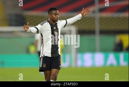 Paderborn, Deutschland. November 2023. firo: 17. November 2023, Fußball, Fußball: DFB-Nationalmannschaft, U21-Nationalspiel Männer, Männer, Europameisterschaft Qualifikation, Europameisterschaft Qualifikation, GER, Deutschland - Estland 4:1 Youssoufa MOUKOKO, DE, Geste Credit: dpa/Alamy Live News Stockfoto