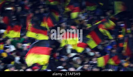 Paderborn, Deutschland. November 2023. firo: 17. November 2023, Fußball, Fußball: DFB-Nationalmannschaft, U21-Nationalspiel Männer, Männer, Europameisterschaft Qualifikation, Europameisterschaft Qualifikation, GER, Deutschland - Estland 4:1 Fans Deutschland, Flags, Unschärfe Credit: dpa/Alamy Live News Stockfoto